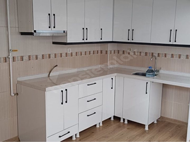 AHİ ELVAN CADDESİ YAKINI KATTA 2+1 DAİRE