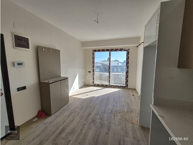 ESKİ MEZİTLİDE İKİ CEPHELİ KİRALIK SIFIR 1+1 DAİRE - Görsel 2