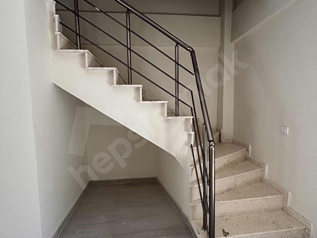 Şirin mahallede ana yola yakın ada mutfaklı 3+1 kiralık villa - Görsel 23
