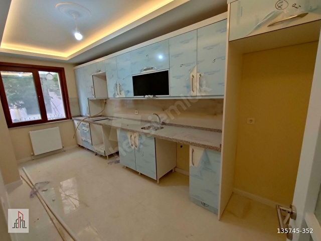 ÇARŞI MERKEZDE 2+1 LÜX ARAKAT DAİRE OTOPARKLI KAMERALI