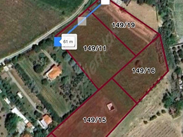 AND EMLAKTAN BOZCAADADA CUMHURİYET MAH PAPAZBAHÇE MEVKİ YOLA 61m CEPHELİ 10055m2 TARLA