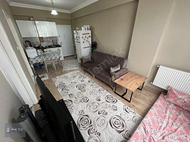 AKTİFTEN NEZİH MEMUR BİNASINDA BAKIMLI EŞYALI BALKONLU 1+1 DAİRE - Görsel 2