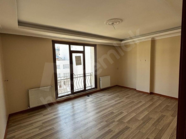 ANADOLU MAHALLESİ MERKEZİ KONUMDA SATILIK 1.KAT 8 YILLIK DAİRE