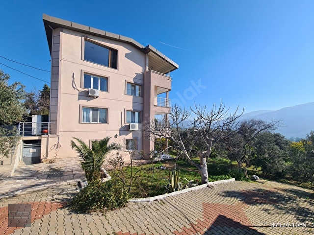 Denize 10 dakika Kuşadası’na ve İzmir’e yarım saat mesafede Doğayla içe 950 m2 arsa içinde Malikhane