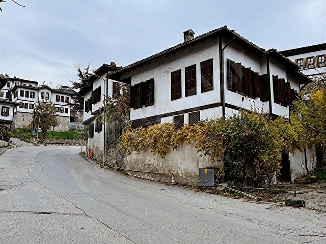 TARİHİ ÇARŞININ TAM MERKEZİNDE , BAHÇELİ , ANA CADDE ÜZERİNDE - Görsel 9