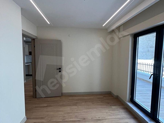 BAHÇELİEVLERDE BAŞAKTAN 1+1 SIFIR BİNADA BAHÇE KATI OTOPARKLI - Görsel 4