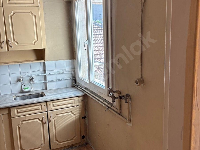 BORNOVA KÜÇÜKPARK MEYDANDA İKİ ODA SALON KLASİK ÖZELLİKLERDE - Görsel 12