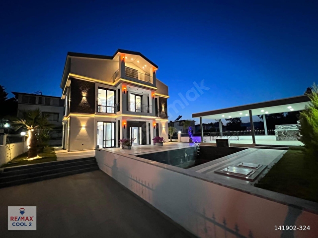 DENİZE 300 METRE , MODERN LÜX MÜSTAKIL VİLLA , ÖZEL HAVUZLU