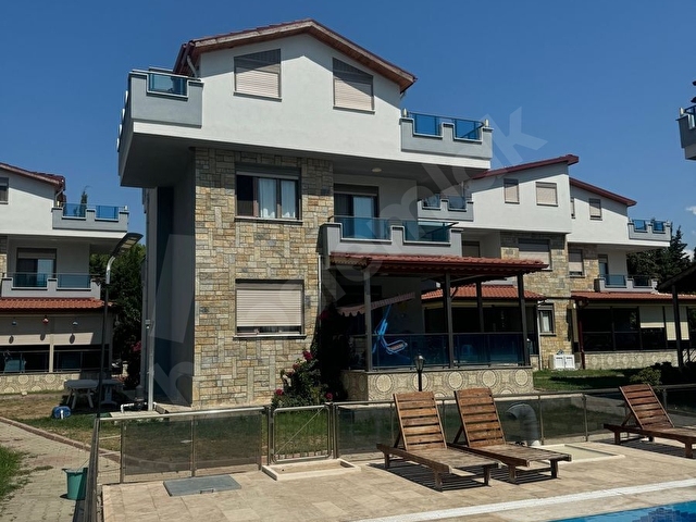 Sahibinden havuzlu ve deniz manzaralı 4+1 tribleks