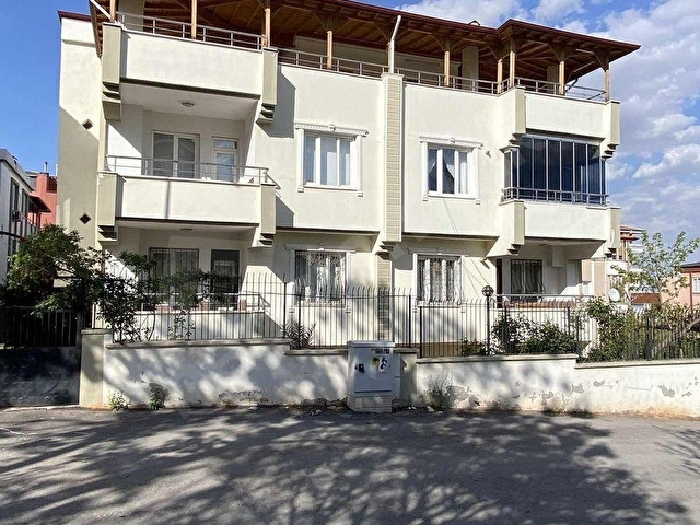 GÜVENEVLERDE ZİRVE VE MERKEZİ KONUMDA KOMPLE SATILIK BİNA - Görsel 2