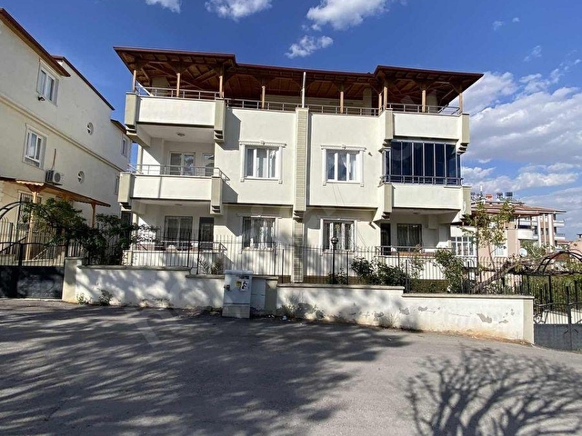 GÜVENEVLERDE ZİRVE VE MERKEZİ KONUMDA KOMPLE SATILIK BİNA