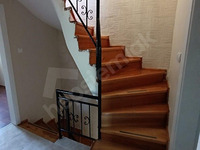 AHMETBEYLİDE 5+1 TRİPLEX YAZLIK 317 M2 GENİŞ BAHÇEYE SAHİPTİR GÖZLEM SİTESİNDE - Görsel 3