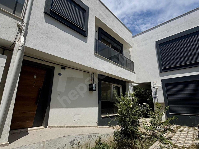Merkezi Konumda, site içerisinde 3+1 Kiralık Villa - Görsel 2