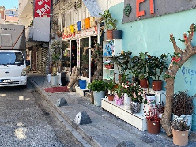 BAĞCILAR ÇİFTLİK MEYDAN DA DEVREN SATILIK ÇİÇEKCİ DÜKKANİ
