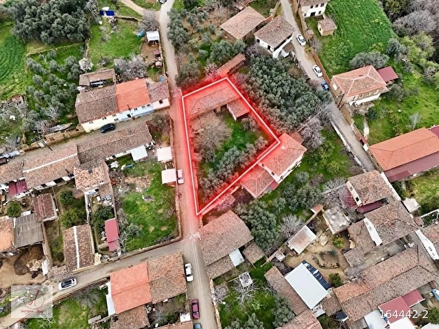 Ödemiş Ovakentte, Köyiçi imarlı, Yola Cepheli Ev ve Arsası