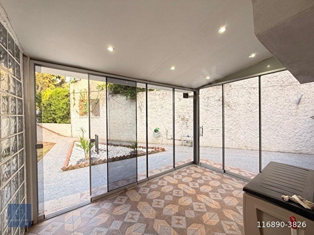Kuşadası Merkezde Kiralık Denize Sıfır Eşsiz Villa - Görsel 24