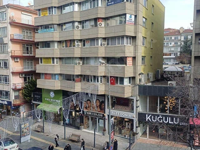 TUNALI HİLMİ CADDESİNDE KUĞULU İŞ MERKEZİNDE KİRALIK OFİS