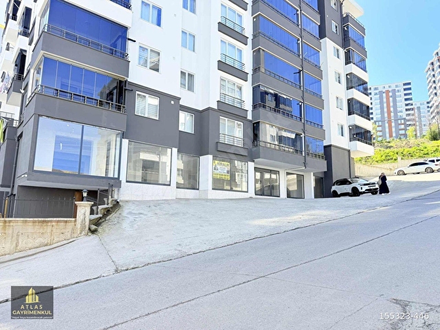 ATLASTAN KALABALIK BÖLGEDE GENİŞ CEPHELİ 500m² KİRALIK İŞ YERİ
