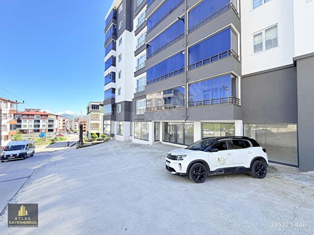 ATLASTAN KALABALIK BÖLGEDE GENİŞ CEPHELİ 500m² KİRALIK İŞ YERİ - Görsel 4