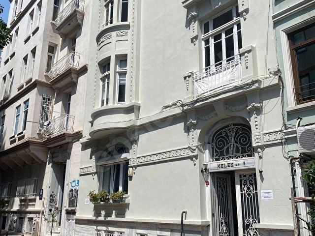 CİHANGİRİN MERKEZİNDE 4 KATTA CUMBALI YÜKSEK TAVANLI TARİHİ DOKUDA 130 M2 3 ODA 1 SALON DAİRE - Görsel 4