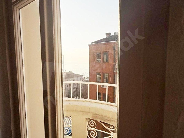 CİHANGİRİN MERKEZİNDE 4 KATTA CUMBALI YÜKSEK TAVANLI TARİHİ DOKUDA 130 M2 3 ODA 1 SALON DAİRE - Görsel 21