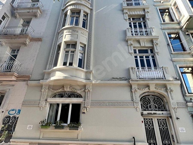 CİHANGİRİN MERKEZİNDE 4 KATTA CUMBALI YÜKSEK TAVANLI TARİHİ DOKUDA 130 M2 3 ODA 1 SALON DAİRE - Görsel 2