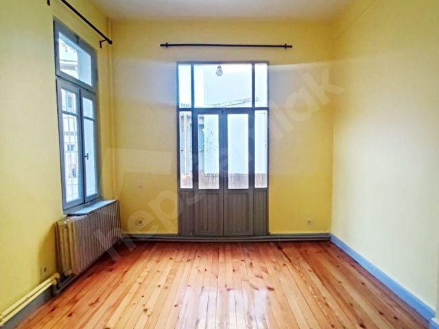 CİHANGİRİN MERKEZİNDE 4 KATTA CUMBALI YÜKSEK TAVANLI TARİHİ DOKUDA 130 M2 3 ODA 1 SALON DAİRE - Görsel 22