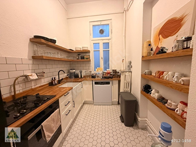 CİHANGİRİN MERKEZİNDE 4 KATTA CUMBALI YÜKSEK TAVANLI TARİHİ DOKUDA 130 M2 3 ODA 1 SALON DAİRE - Görsel 12