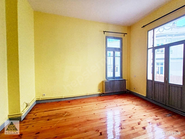 CİHANGİRİN MERKEZİNDE 4 KATTA CUMBALI YÜKSEK TAVANLI TARİHİ DOKUDA 130 M2 3 ODA 1 SALON DAİRE - Görsel 19