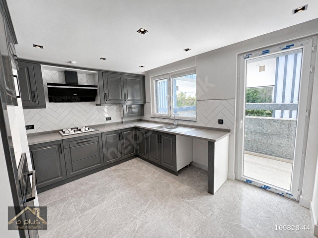 PARILTI BEYLERBEYİNDE, 3+1 SİTE İÇİ KİRALIK LÜKS ARA KAT DAİRE - Görsel 8