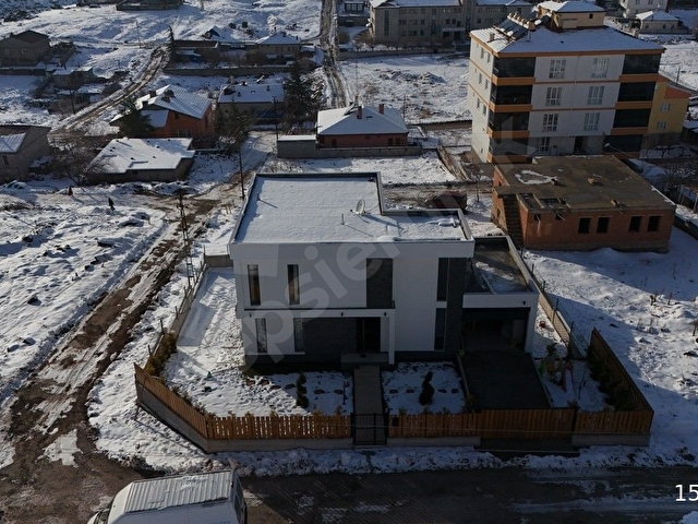 Güzelyurt İlçesinde Özel Tasarım Müstakil Villa-4+1-220 m²-Garajlı