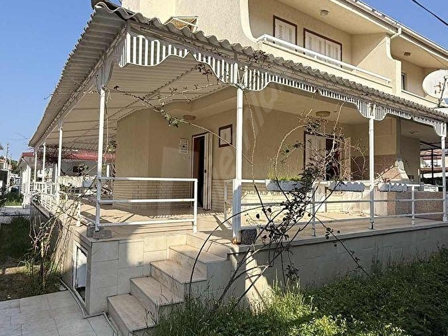 KUŞADASI AYDIN TUR SİTESİNDE DENİZE 200 METRE MESAFEDE 3+1 VİLLA