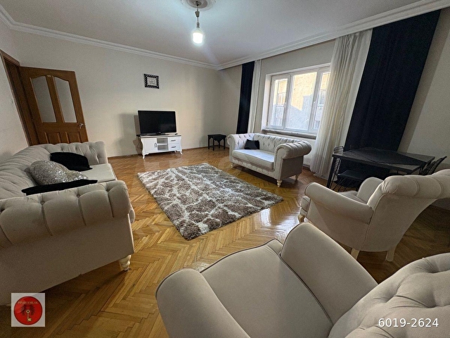 Mecidiyeköy’de cadde üzeri full eşyalı oldukça geniş ve kullanışlı