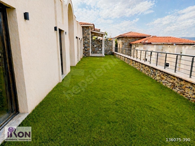 MUMCULARDDA LÜKS SİTE İÇİNDE GENİŞ BAHÇELİ SATILIK MODERN VİLLA - Görsel 3