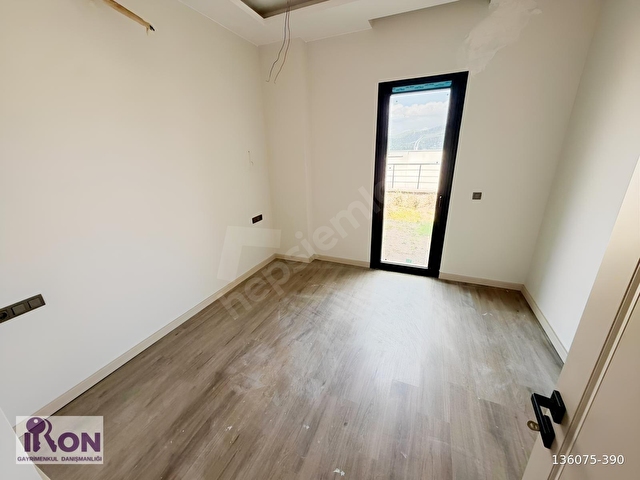MUMCULARDDA LÜKS SİTE İÇİNDE GENİŞ BAHÇELİ SATILIK MODERN VİLLA - Görsel 16