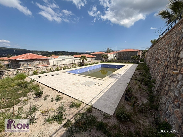 MUMCULARDDA LÜKS SİTE İÇİNDE GENİŞ BAHÇELİ SATILIK MODERN VİLLA - Görsel 23