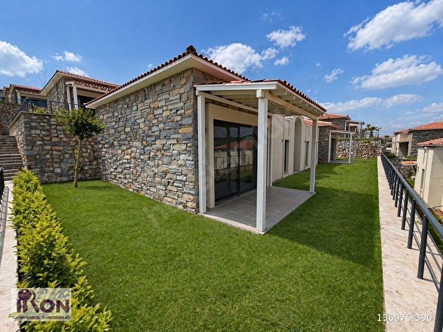 MUMCULARDDA LÜKS SİTE İÇİNDE GENİŞ BAHÇELİ SATILIK MODERN VİLLA