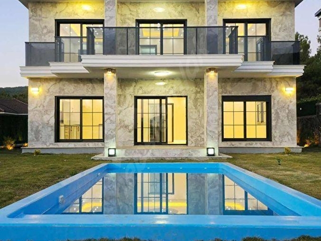 Yakaköyde Muhteşem Havuzlu Villa