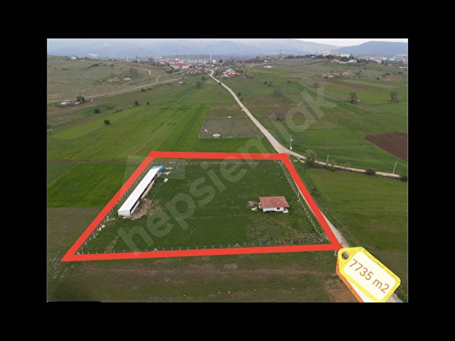 BİLECİK PAZARYERİNDE 7735m2 MÜSTAKİL SATILIK BESİ ÇİFTLİĞİ: 2 KATLI EVİ VE 470m2 AHIR PROJESİ HAZIR