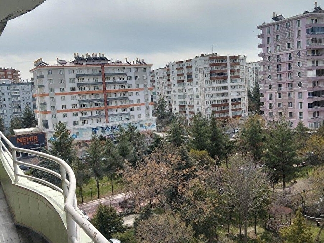 DİCLEKENT ,DÜNYA KAVŞAĞI KAVŞAĞI CİVARI ,GÜZEL KONUMDA ,3+1 TEMİZ ORTA KAT DAİRE - Görsel 23