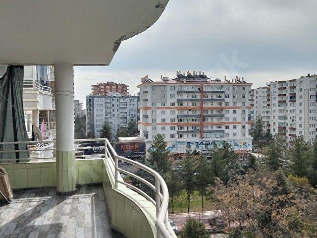 DİCLEKENT ,DÜNYA KAVŞAĞI KAVŞAĞI CİVARI ,GÜZEL KONUMDA ,3+1 TEMİZ ORTA KAT DAİRE - Görsel 24