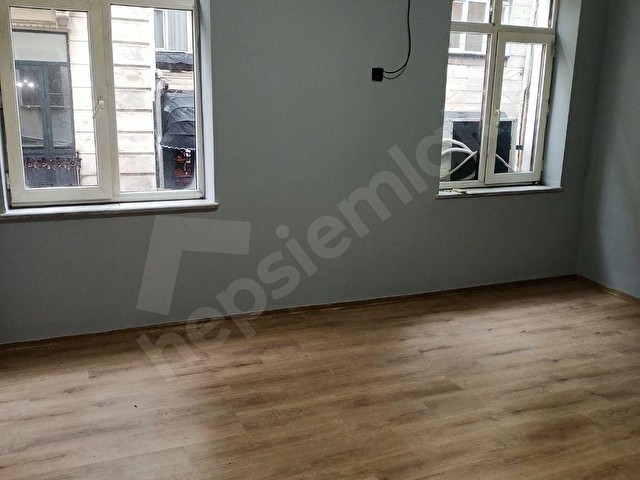 TAKSİM  İSTİKLAL CADDESİ PARALELİ KURABİYE SOKAKTA İKİ ODALI ÇİFT BANYOLU İKİ GİRİŞLİ KİRALIK OFİS