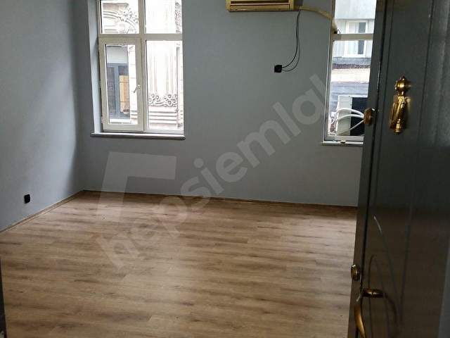 TAKSİM  İSTİKLAL CADDESİ PARALELİ KURABİYE SOKAKTA İKİ ODALI ÇİFT BANYOLU İKİ GİRİŞLİ KİRALIK OFİS - Görsel 3