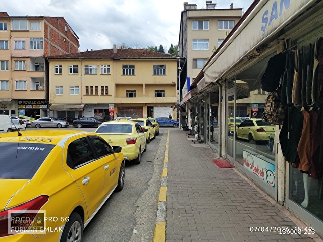 Yenicenin En İşlek Noktasında Devren Giyim mağazası - Görsel 3