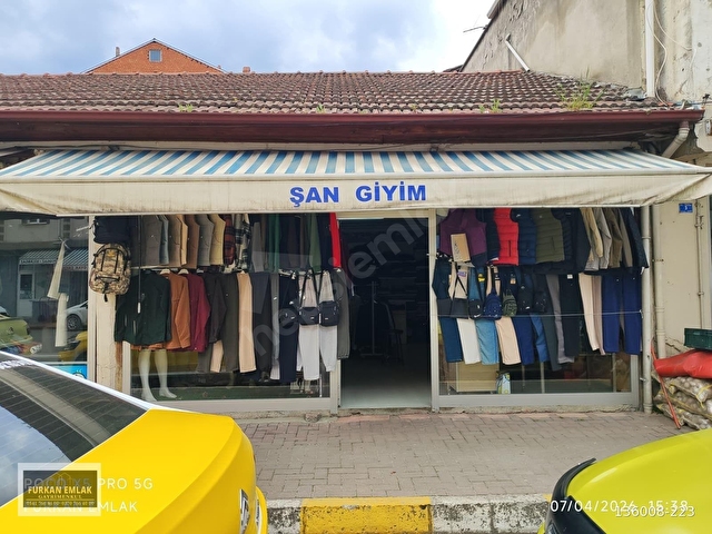 Yenicenin En İşlek Noktasında Devren Giyim mağazası - Görsel 2