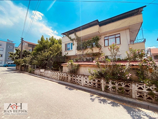 Adapazarı Yenigün de 182M2 arsa içinde iki katlı ev garajlı köşe parsel harika konum