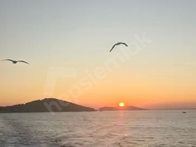 HEYBELİADA DA İSKELEYE YAKIN,  İÇİ TAMAMEN YENİLENMİŞ, MASRAFSIZ  KOMBİLİ, EŞYALI  TAŞINMAYA HAZIR