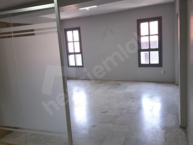 Kemeraltında sekreteryalı kiralık ofis - Görsel 3