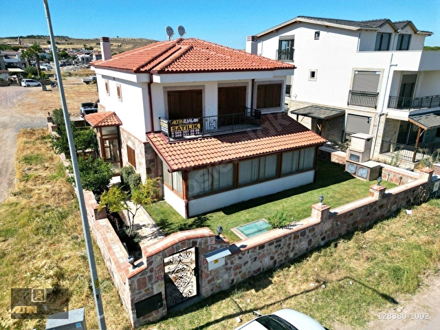 ALTIN EMLAKTAN AYVALIKTA SATILIK 3+1 GENİŞ LÜKS VİLLA