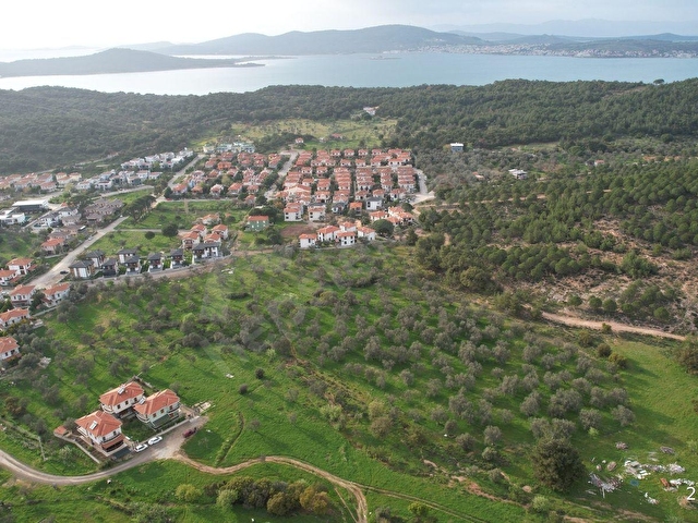AYVALIK CAMLIK TA SATILIK 2540 METRE KARE VİLLA İMARLI ARSA.